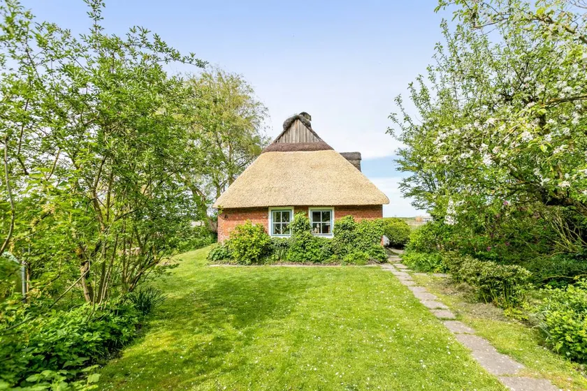 Holiday Home 'Achtern Diek' with Private Terrace, Garden and Wi-Fi - Image 1