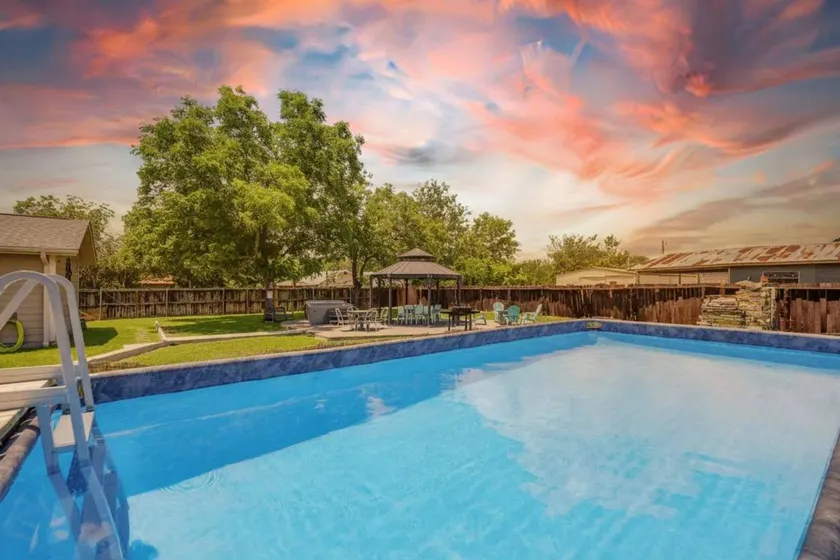 Pool, 5/2 hot tub, 2kings, fire pit - Image 1