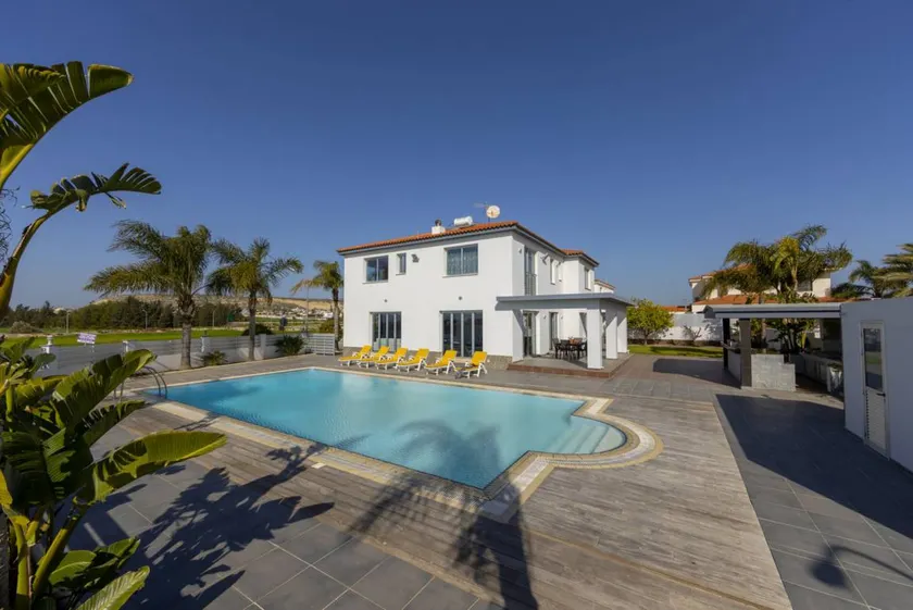Villa with private pool - Image 1