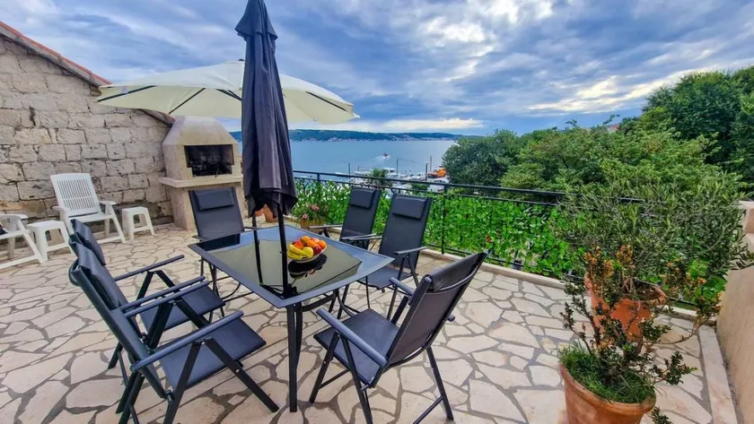Holiday apartment with barbeque & terrace | Sea view - Image 1