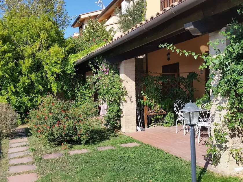 Holiday apartment with garden, terrace & pool - Image 1