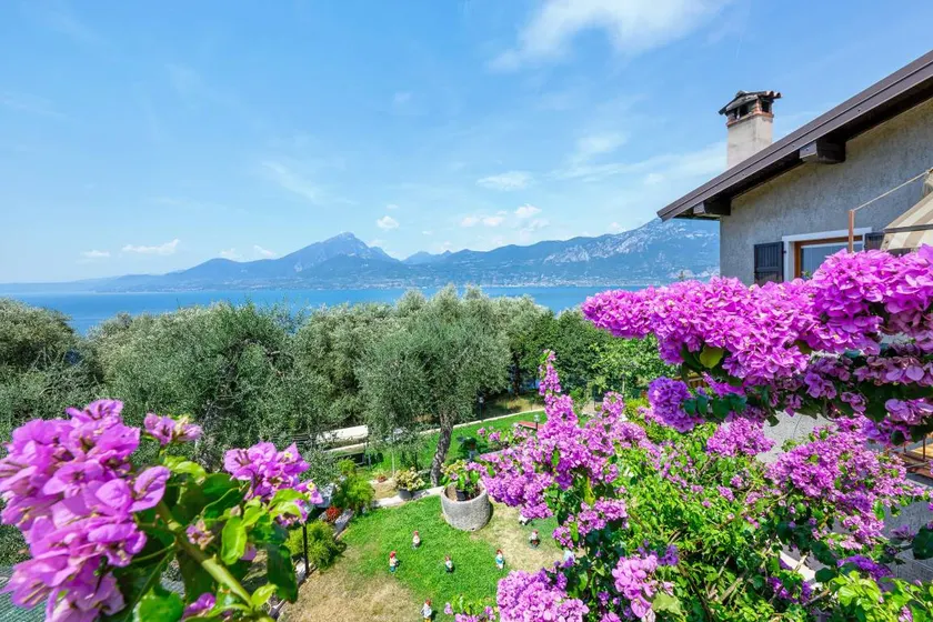 Apartment with terrace & garden | Mountain view - Image 1