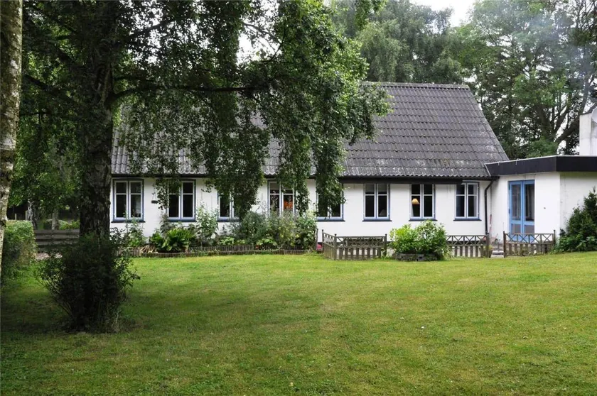 Holiday home with terrace & garden - Image 1