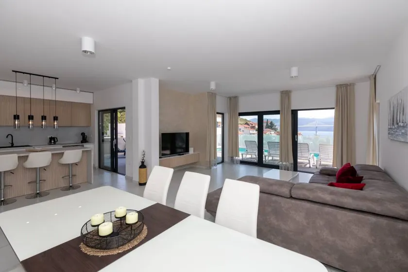 House with private pool, garden & barbeque | Sea view - Image 1