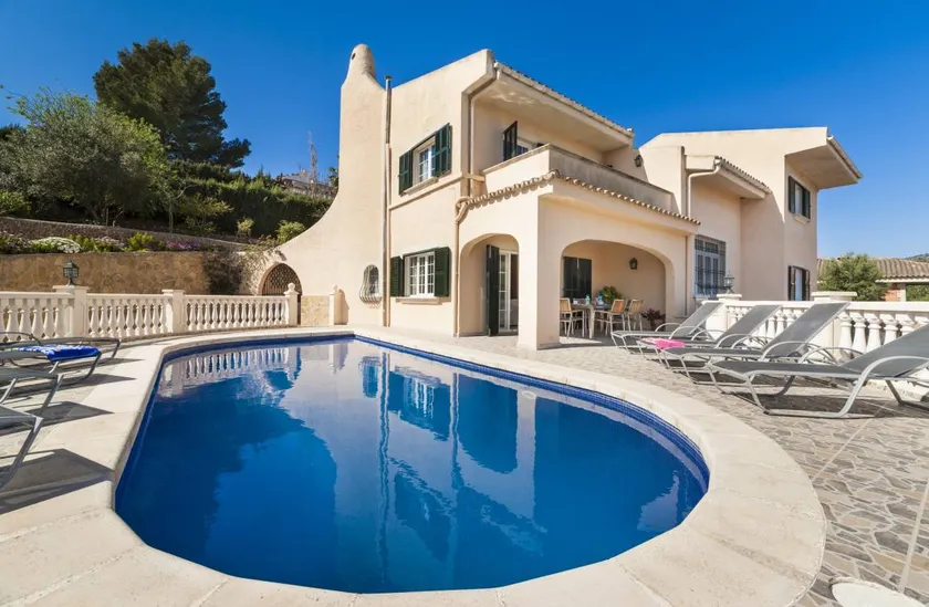 Fully equipped ample villa with terrace, barbecue & private pool | Close to the beach - Image 1