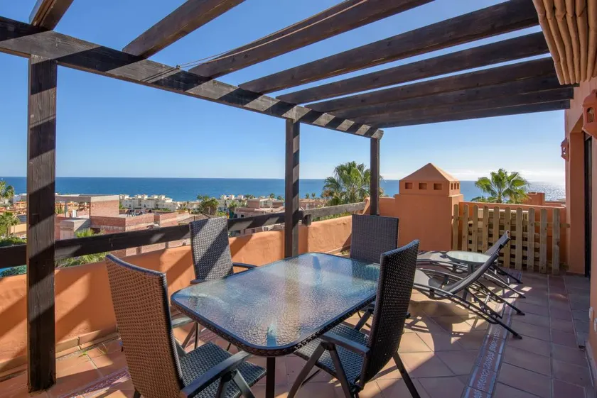Penthouse in Estepona with Terrace and Sea Views - Image 1