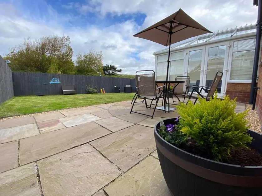 Cottage with garden & barbecue | Beach view - Image 1