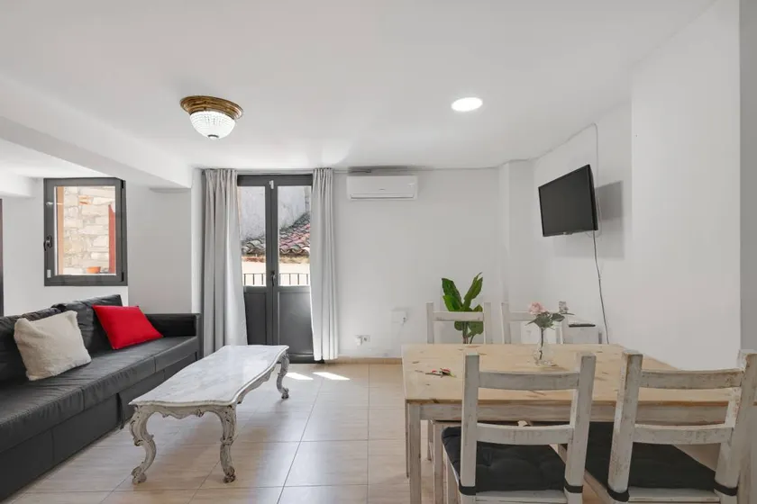 Charming flat | City view | Suitable for remote work - Image 1