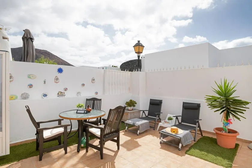 Flat with pool, garden & terrace | Garden view - Image 1
