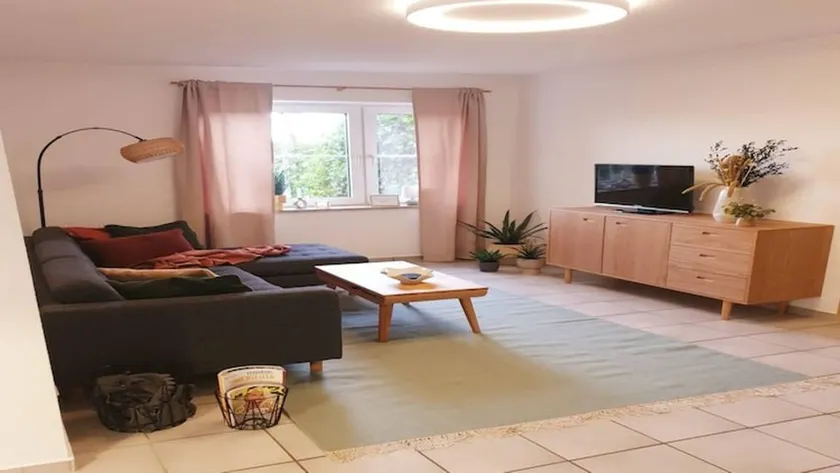 Apartment with terrace - Image 1