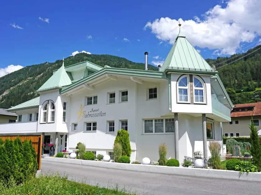 Apartment with terrace & garden | Mountain view - Image 1