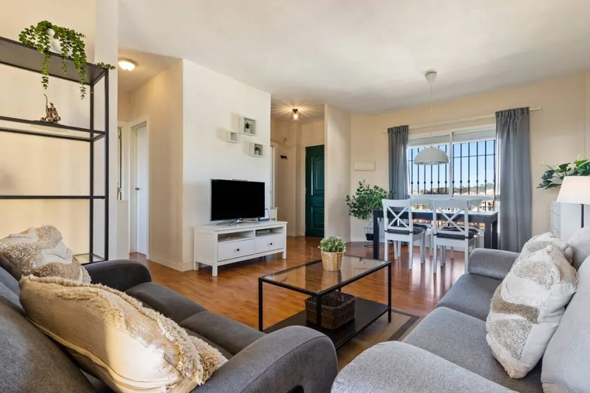 Flat with terrace - Image 1