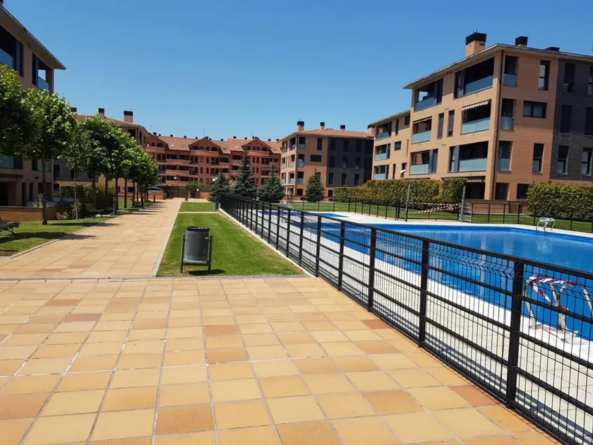 Voll ausgestattete wunderschöne Wohnung mit Pool und Garten - Image 1