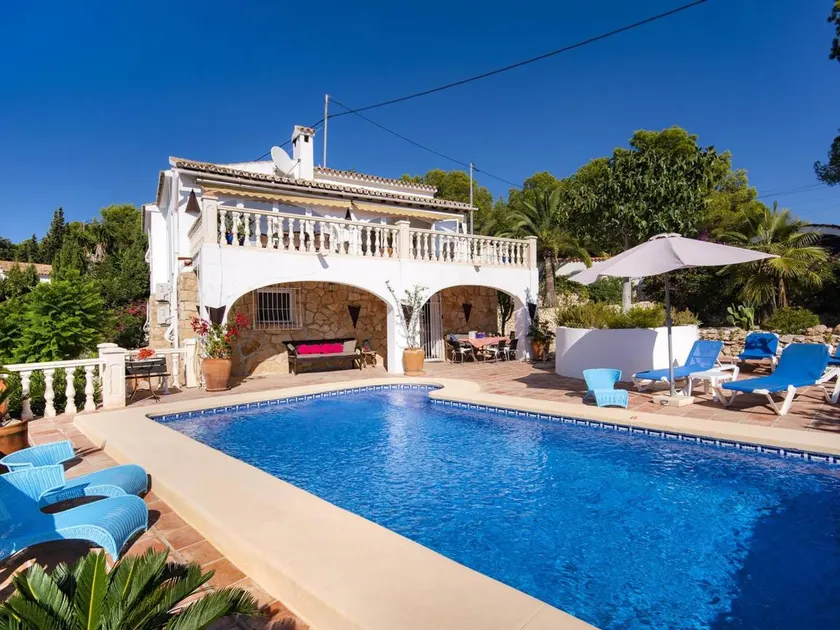 Komfortable Villa mit privatem Pool, 50 m vom Strand, Klimaanlage und WiFi - Image 1