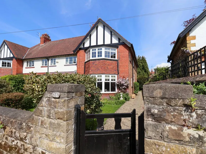 Children-friendly beautiful cottage with garden & jacuzzi | Pets are welcome - Image 1