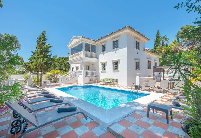 Fully equipped spacious villa with barbeque, terrace & pool | Mountain view | Pets allowed - Image 1