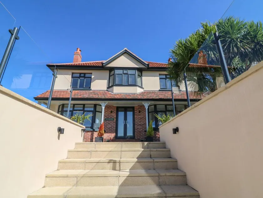 Child-friendly cottage with garden & jacuzzi | Beach view | Next to the beach | Pets are welcome - Image 1