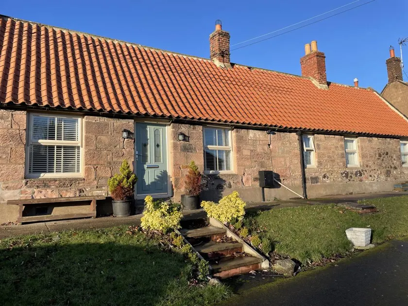 Cottage with garden - Image 1