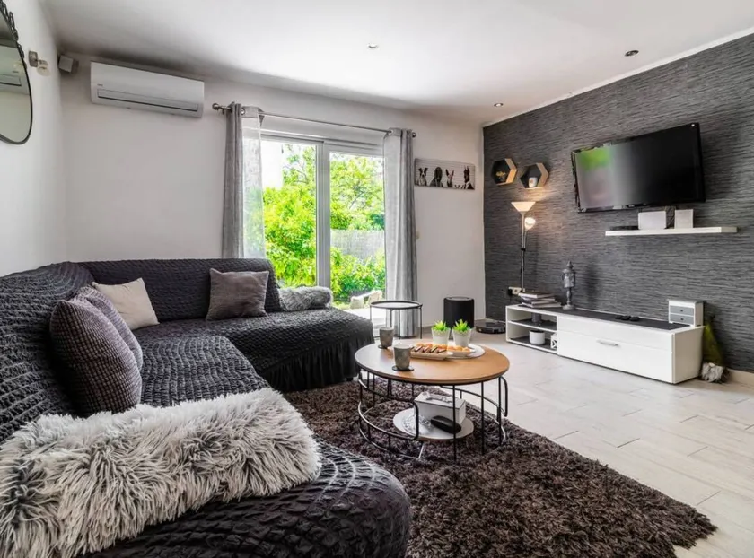 Fully equipped house with BBQ & private pool - Image 1