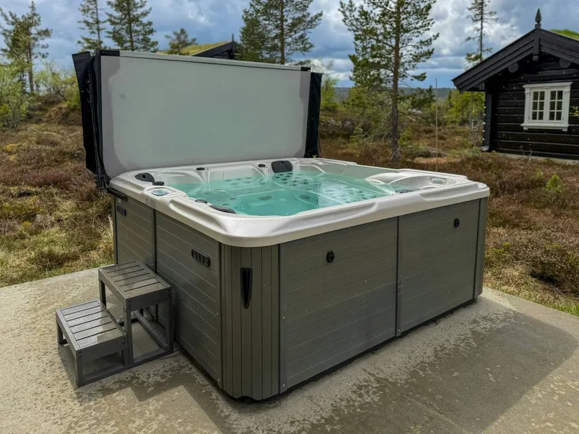 Timber cabin with hot tub and ski runs in Veggli - Image 1