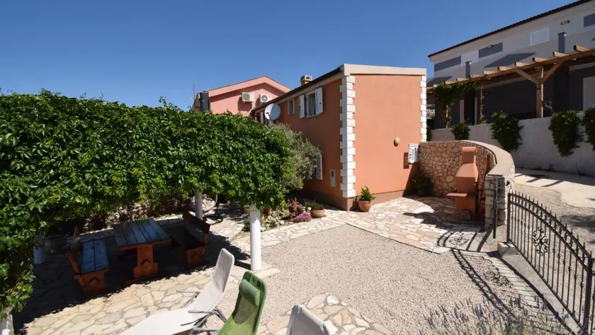 Villa with barbeque, terrace & garden | Pets allowed - Image 1