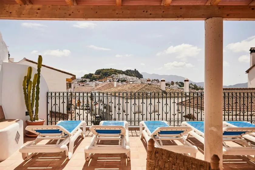 Holiday home with garden & terrace - Image 1
