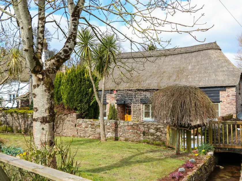 Cottage with barbecue & garden | Beach view - Image 1