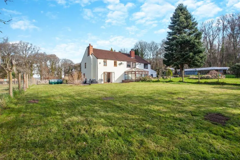 Cottage with garden & hot tub - Image 1