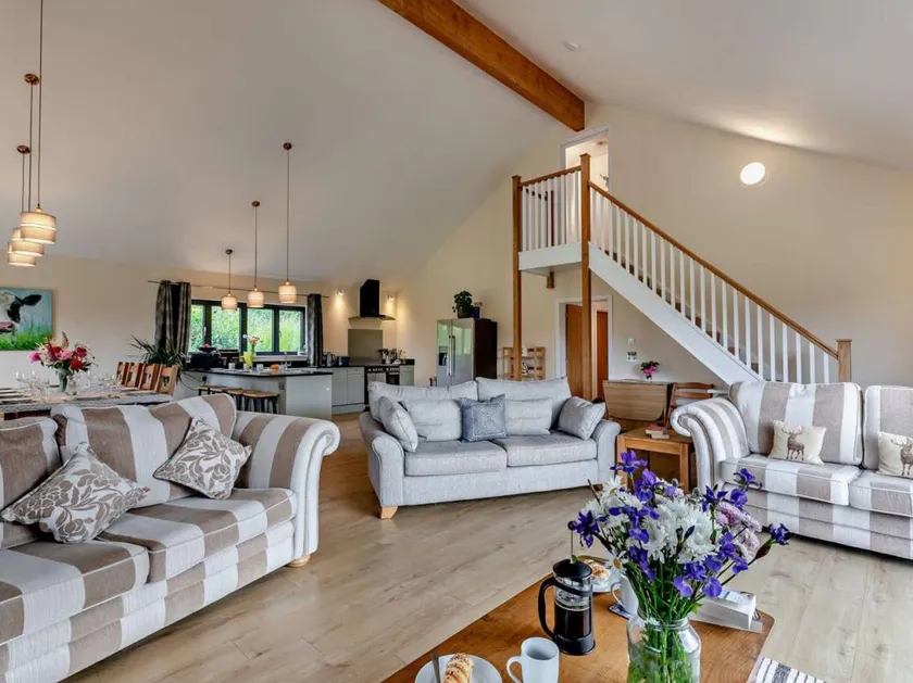 Cottage with hot tub & garden - Image 1