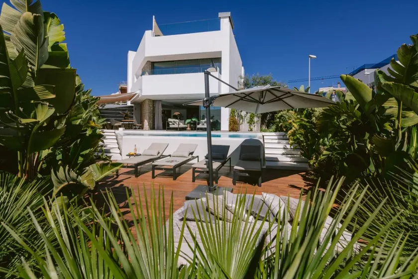 Maison avec piscine privée, jardin et terrasse - Image 1