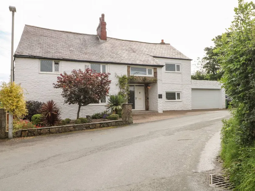 Cottage with hot tub & garden - Image 1