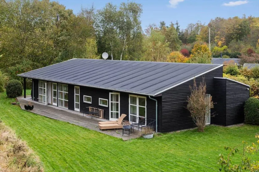 Fully equipped holiday home with barbeque & terrace - Image 1