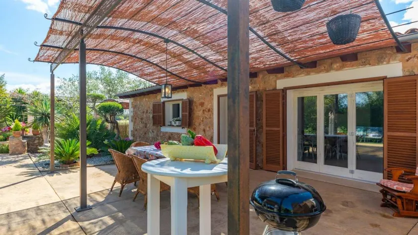 Holiday apartment with pool, garden & terrace - Image 1