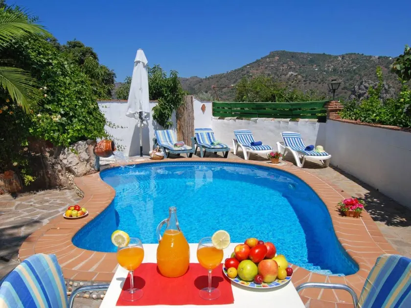Holiday home with terrace, barbecue & garden - Image 1