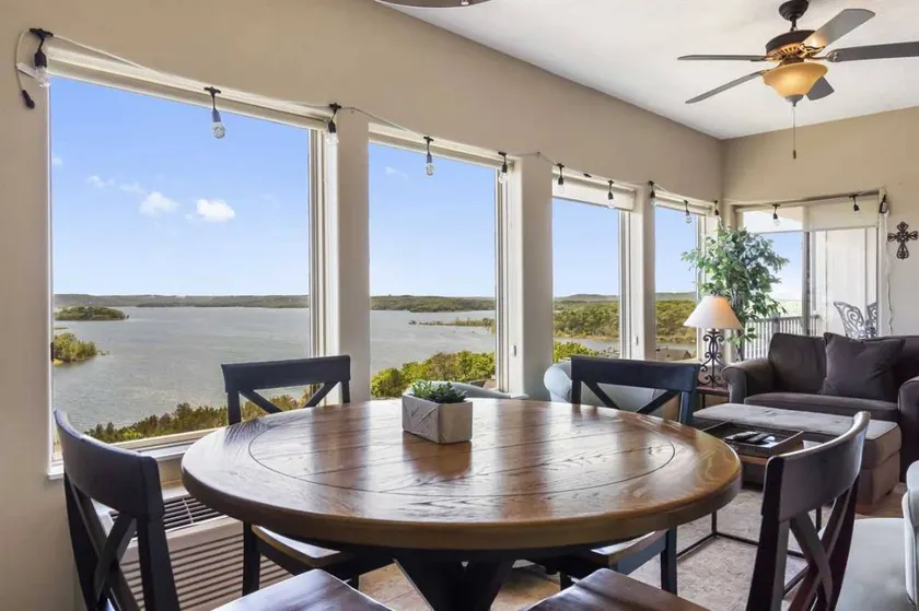 Condo | Lake view - Image 1
