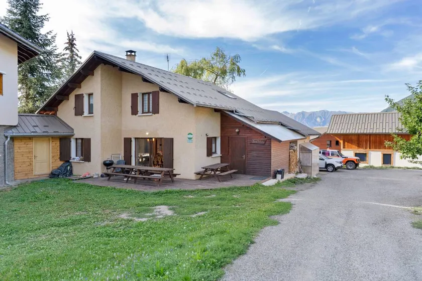 Chalet 'St Victoire Pied des pistes' with Mountain View, Shared Pool and Wi-Fi - Image 1