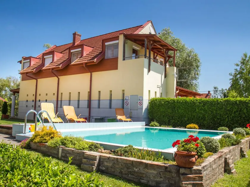Flat with terrace, BBQ & pool | Lake view - Image 1