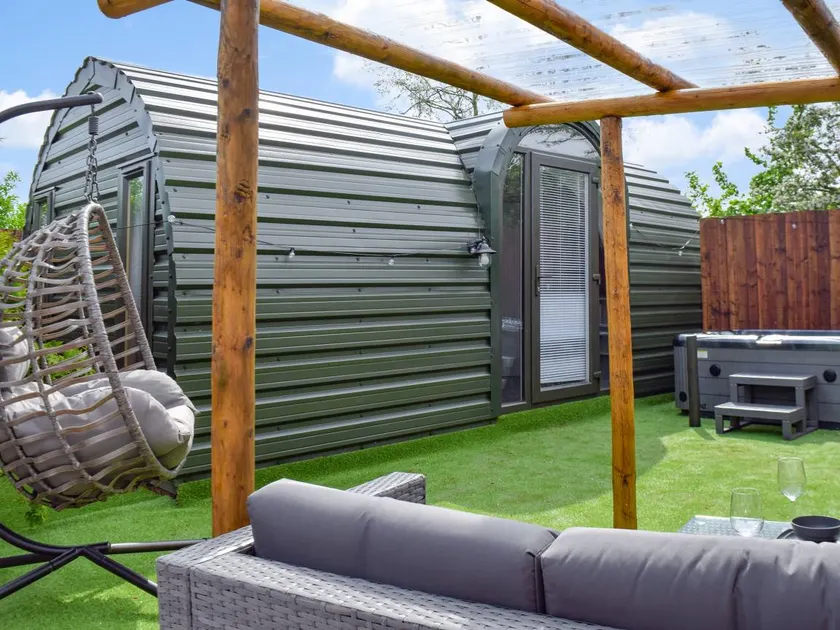 Cottage with garden & jacuzzi - Image 1
