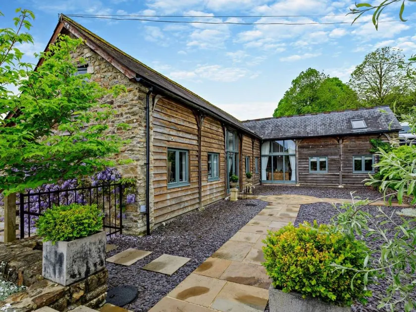 Fully equipped cottage with jacuzzi | Pet-friendly - Image 1