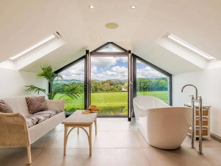 Cottage with hot tub & garden - Image 1