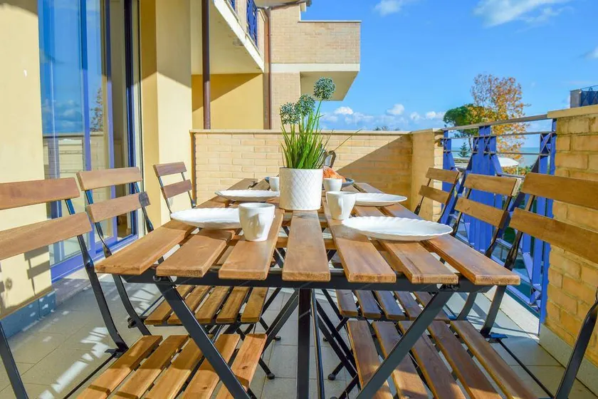 Flat with garden, terrace & pool | Beach view - Image 1