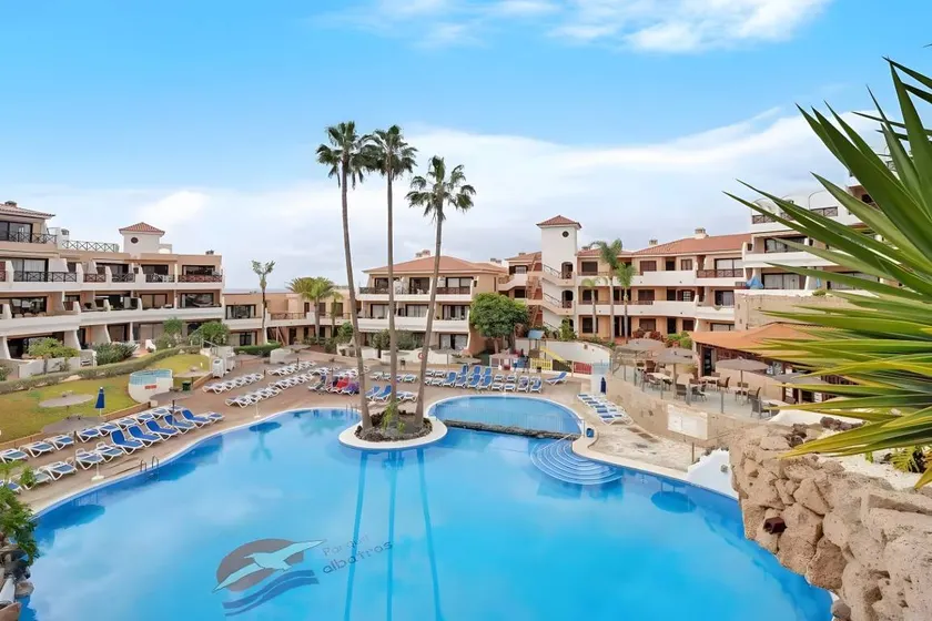 Vacation Apartment 'Albatros Park' with Shared Pool, Wi-Fi, and Air Conditioning - Image 1