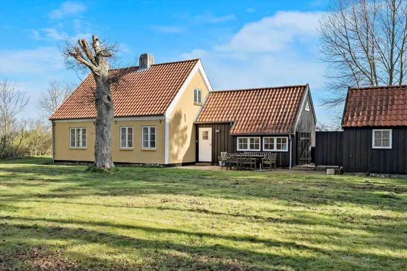 Holiday home with BBQ & terrace - Image 1