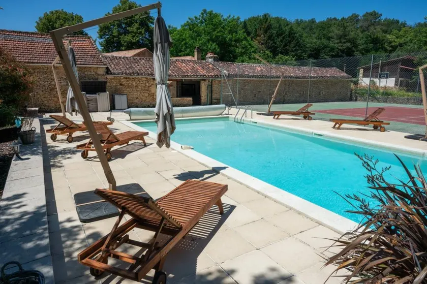 Gite with barbecue, terrace & heated pool - Image 1