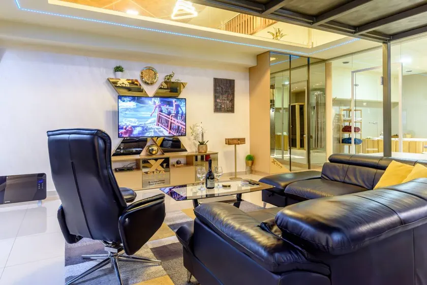 Child-friendly flat with private pool, jacuzzi & sauna - Image 1