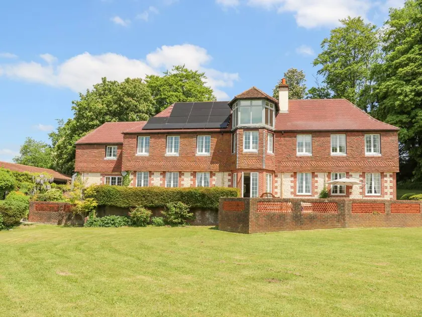 Cottage with jacuzzi & garden - Image 1