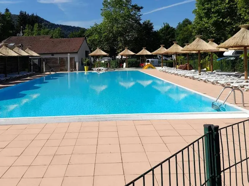 Chalet with terrace & heated pool - Image 1