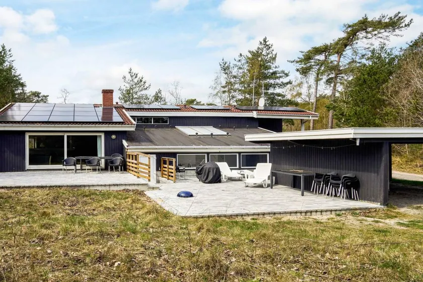 Fully equipped beautiful holiday home with pool, terrace & hot tub | Beach nearby | Pet-friendly - Image 1