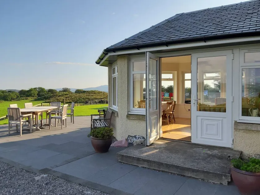 Cottage with garden, hot tub & BBQ | River view - Image 1