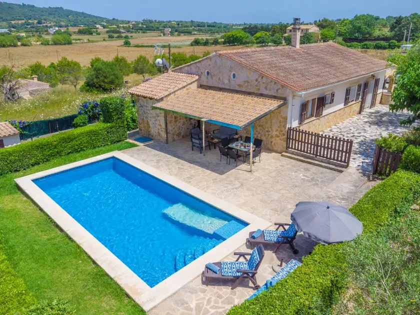 Child-friendly villa with terrace, garden & BBQ - Image 1